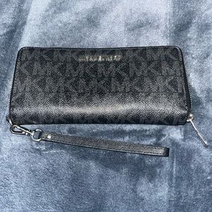 Michael Kors Large Black Jetset Wristlet 💗✨